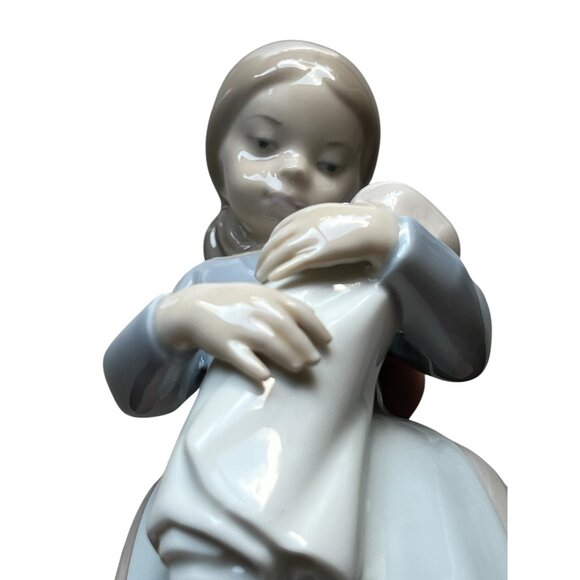 Lladro Girl Holding Baby Figurine 9" Tall Porcelain Spain Collectible sculpture - Picture 3 of 16